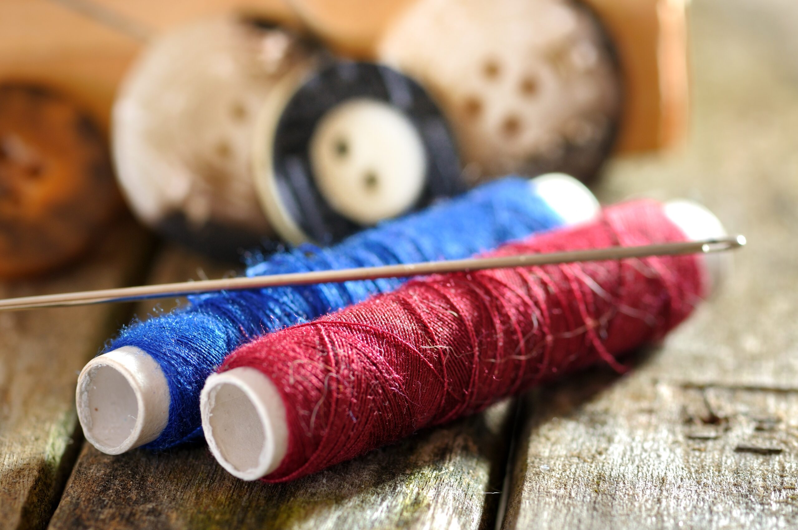 Nadel und Naturgarn mit Körbchen